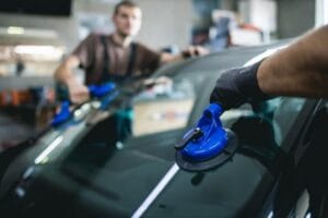 Pare-brise fissuré au contrôle technique : refus ou non ?